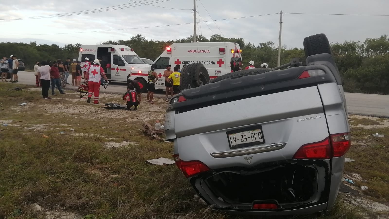 Camioneta volcada en carretera de Ciudad del Carmen; hay dos heridos