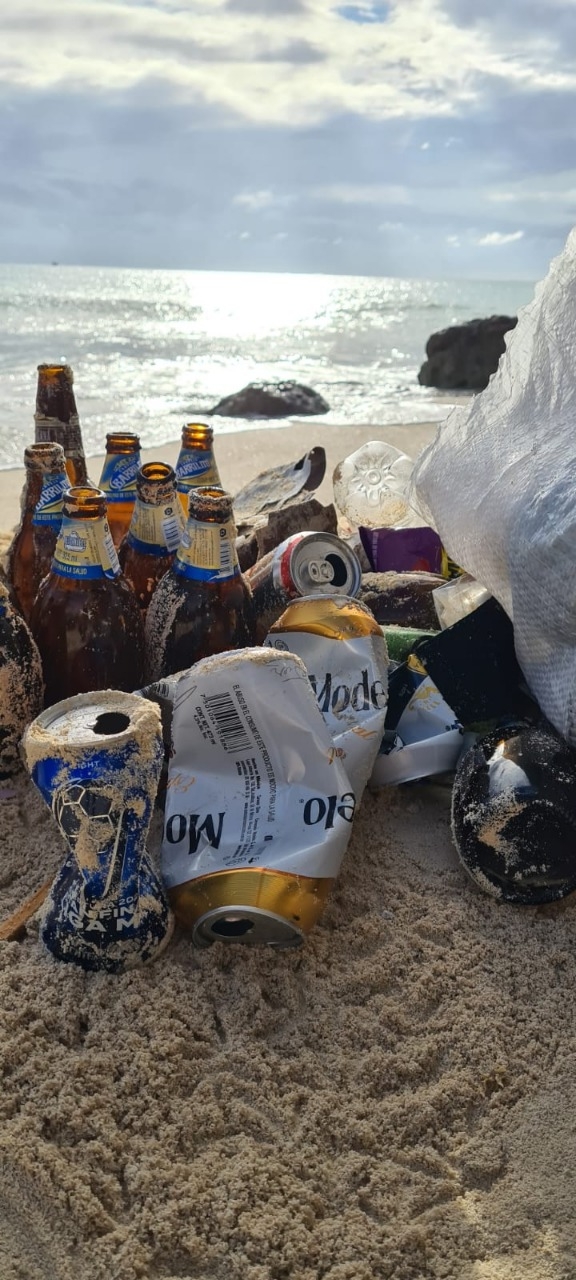 Turistas 'inundan' las costas de Playa del Carmen con basura