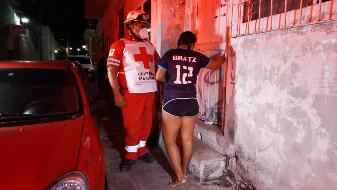 Al lugar arribaron elementos de la Policía Municipal motorizada quiénes ordenaron la presencia de una ambulancia de la Cruz Roja
