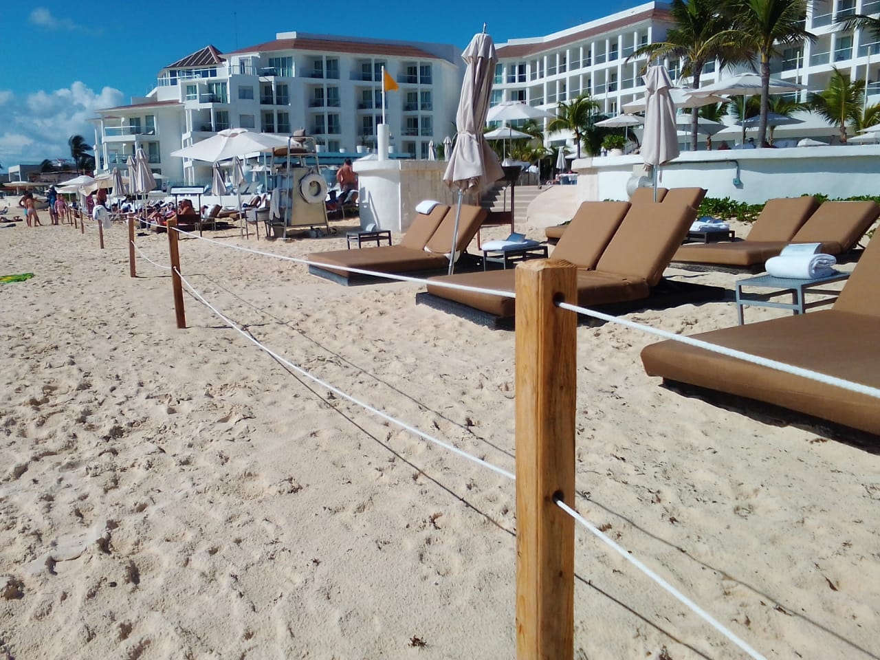 La Ley de Bienes Nacionales obliga a los hoteles a respetar ciertos metros de playa frente a sus edificios, y permitir el libre acceso de personas