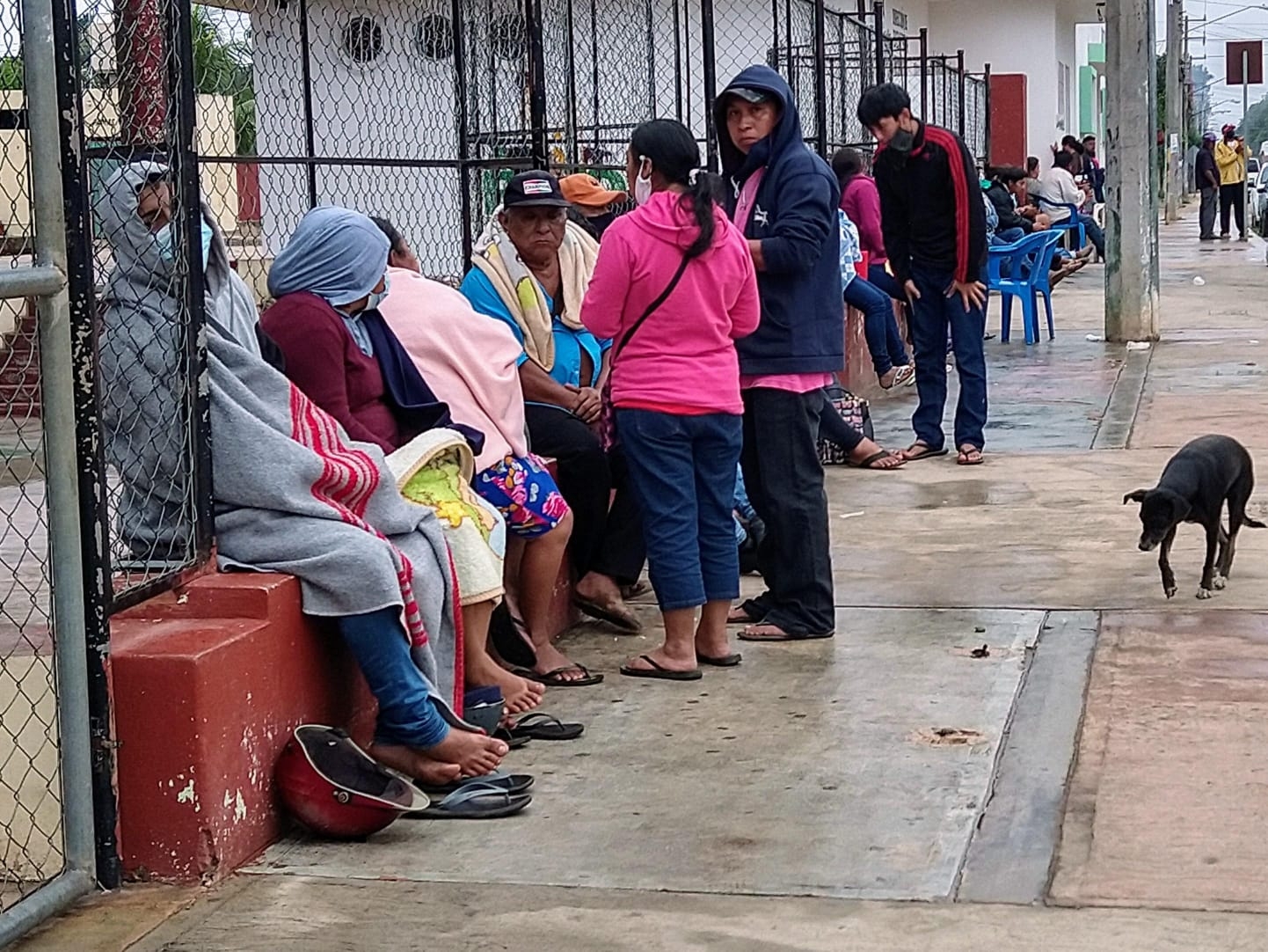 Con lluvia, más de 100 personas solicitaron su INE en Peto