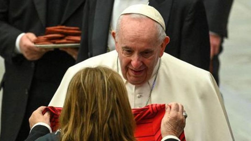 El papa Francisco bendijo la camiseta que le regaló la mamá de Cristiano Ronaldo cuando paso a saludar a los asistentes.
