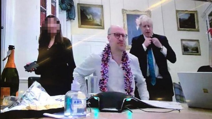 Revelan nueva foto de Boris Johnson en una fiesta durante la pandemia