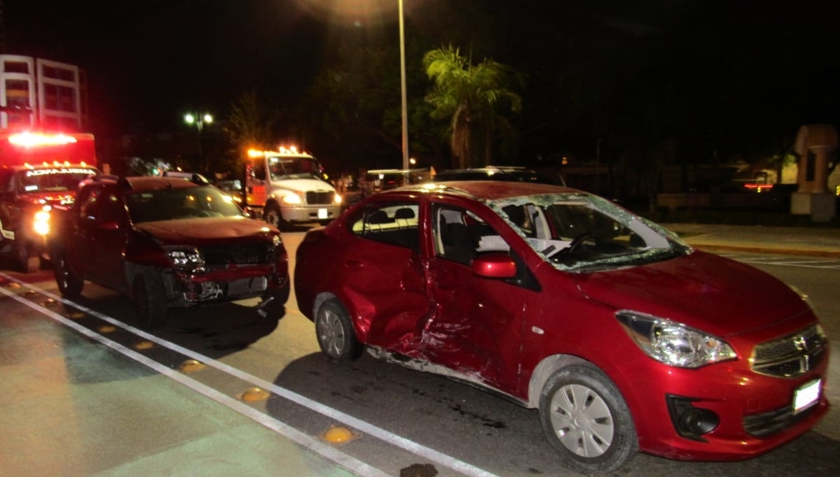 Ambos vehículos fueron retirados por elementos de Segurida Pública. Foto: Por Esto!