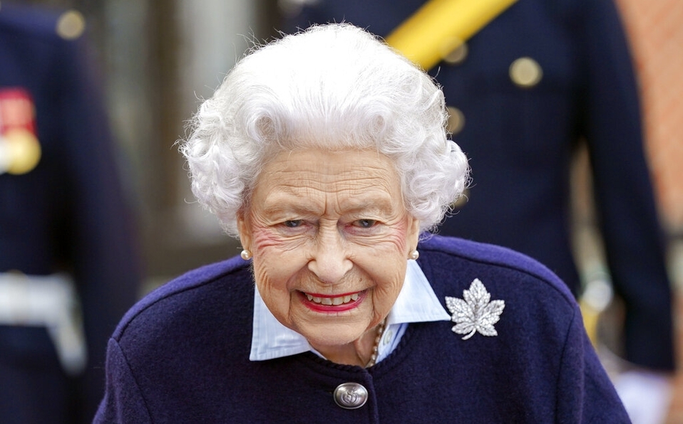 Reina Isabel II se recupera tras dar positivo a COVID-19