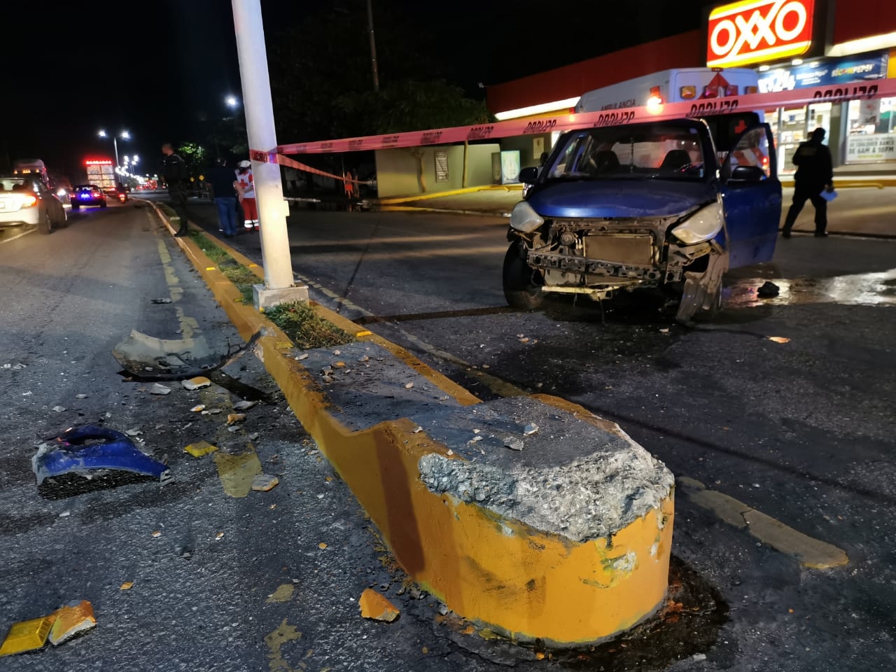 Hombre muere tras chocar su vehículo contra un camellón en Ciudad del Carmen