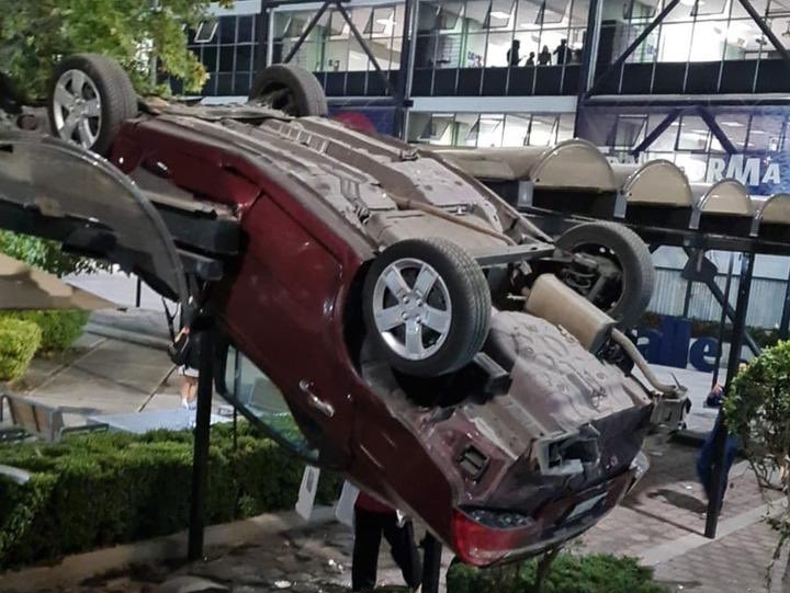 Auto cae de cuarto piso en la Universidad La Salle de CDMX