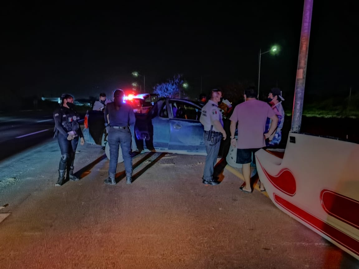 Automovilista se estrella contra un poste en la Mérida-Progreso
