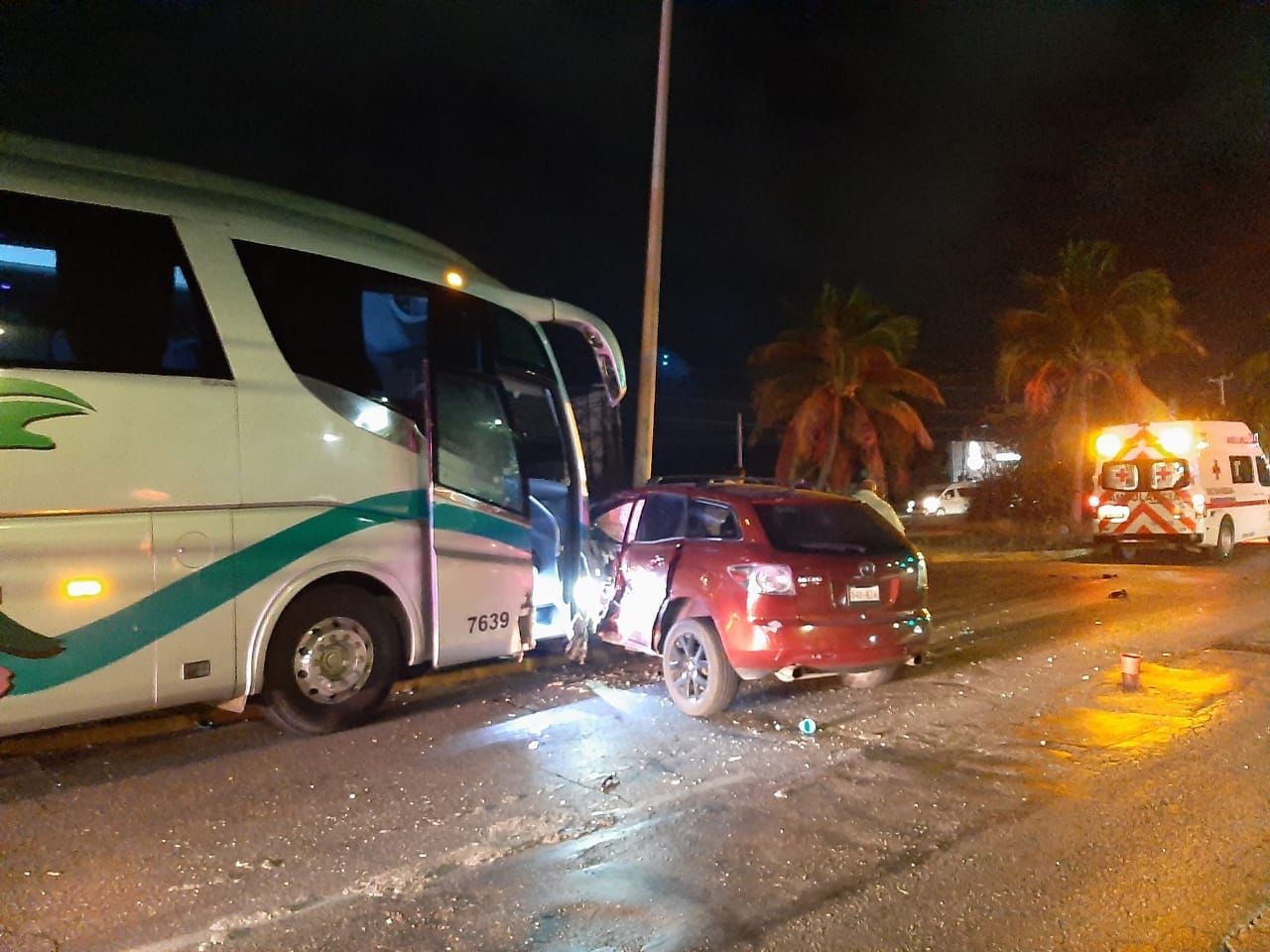 Choque en el Boulevard Colosio de Cancún deja dos lesionados