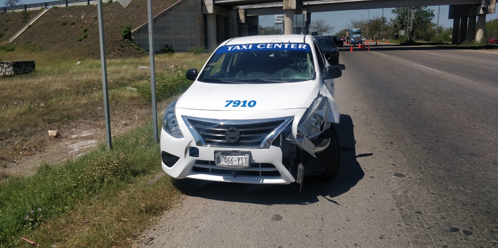 Taxista atropella a un leñador en triciclo en el Periférico de Mérida