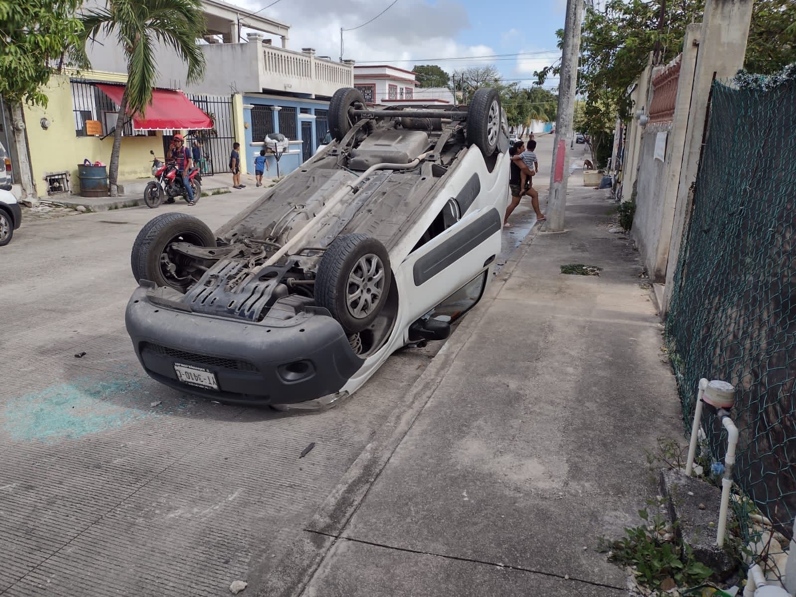 Choque automovilístico deja una camioneta volcada en la  Supermanzana 228 de Cancún