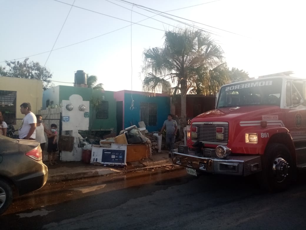 Vecinos evitan incendio de una casa en Villas de Oriente, Kanasín