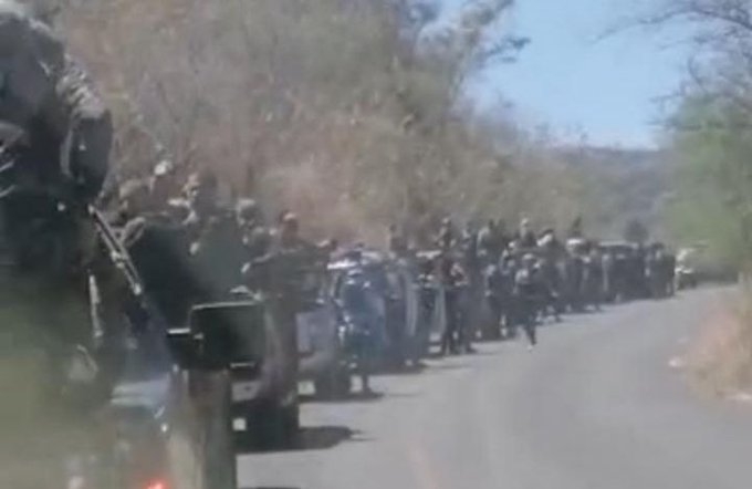 Tras la oleada de violencia, captan gran convoy armado en los límites de Jalisco y Michoacán