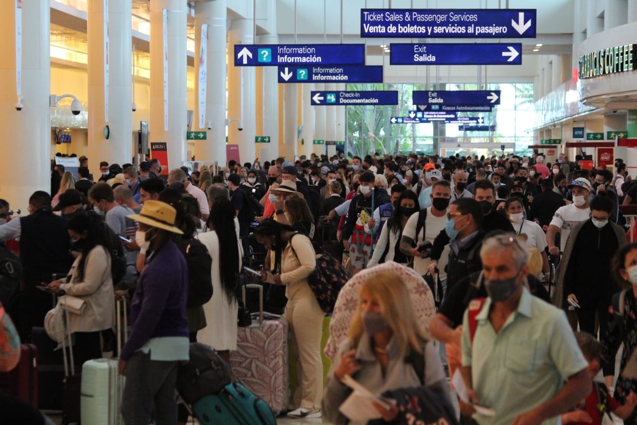 El aeropuerto de Cancún registra una importante afluencia de turistas este domingo