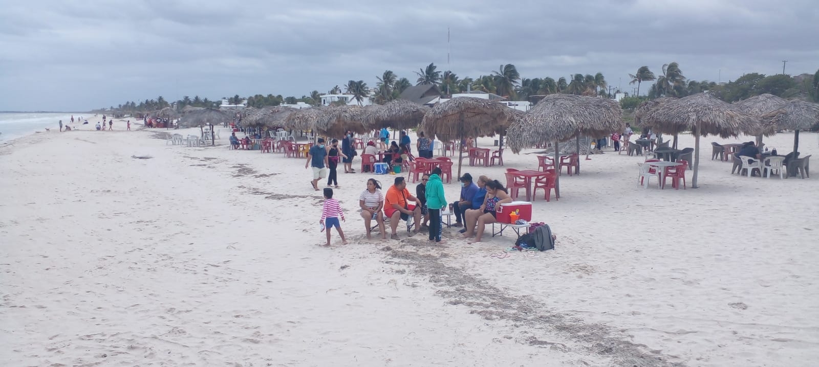 Las palapas de la playa de Sisal fueron ocupadas por familias que buscan pasarla bien este domingo