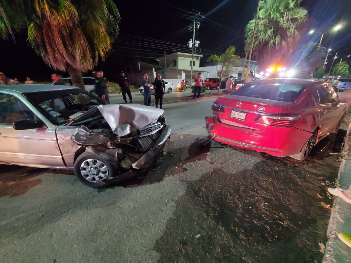 Hombre en estado de ebriedad destroza su auto y uno más en Escárcega, Campeche
