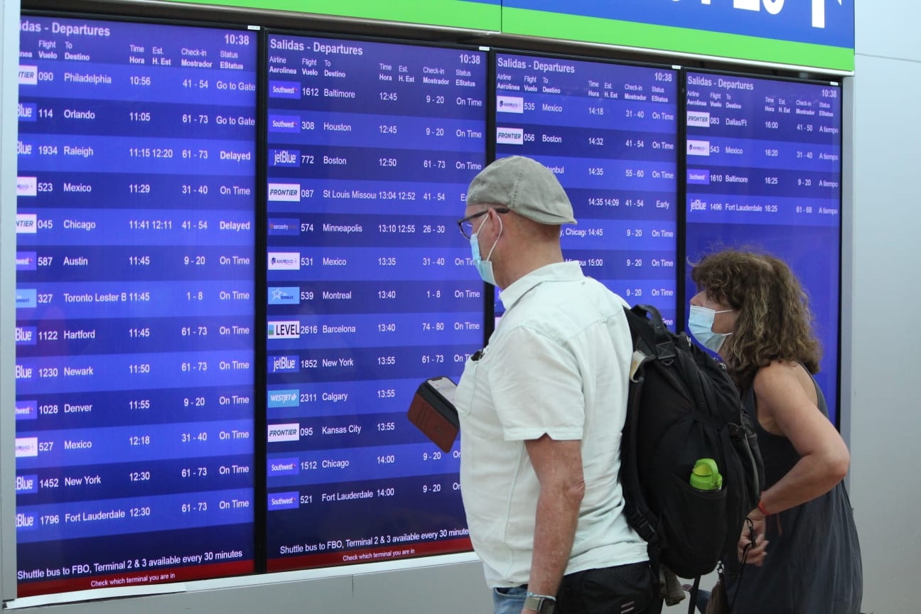 Los viajeros esperan poder abordar un avión a su lugar de origen
