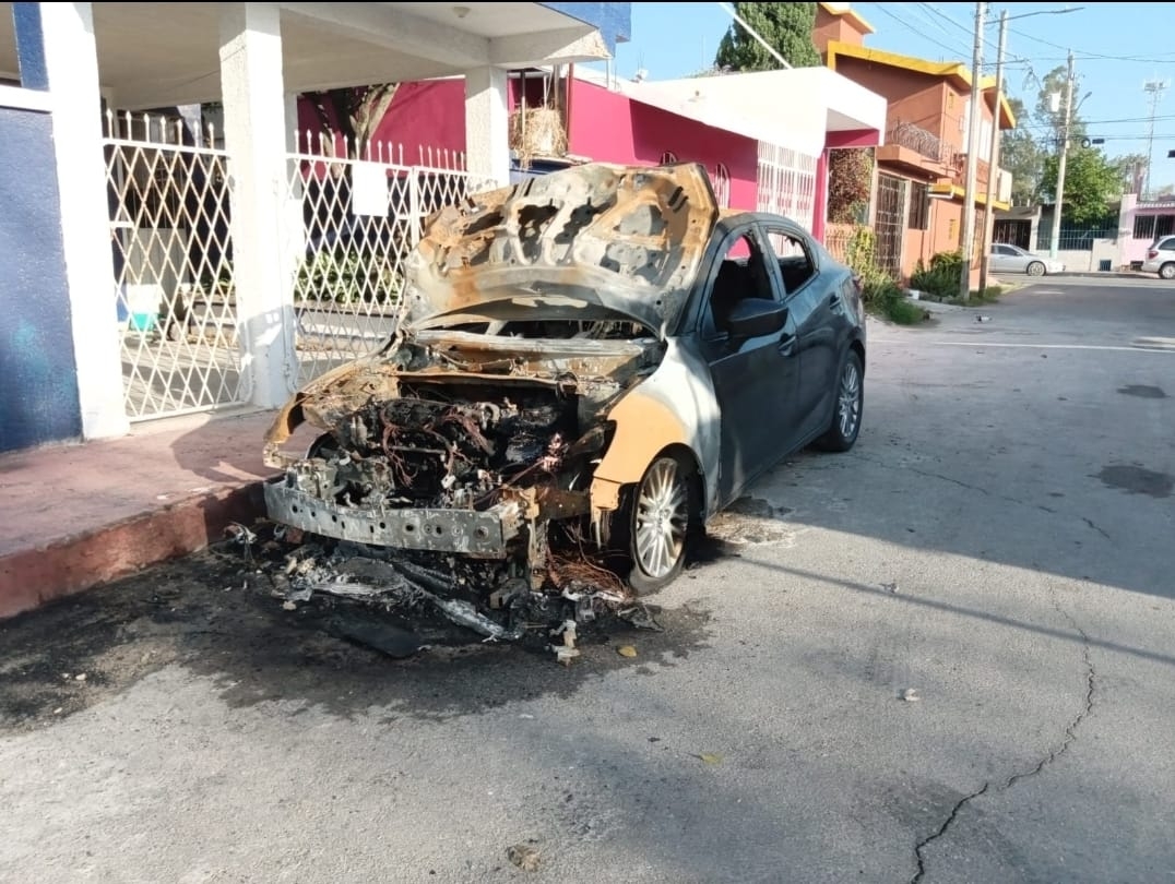 Un auto fue consumido por el fuego en el municipio de Othón P. Blanco