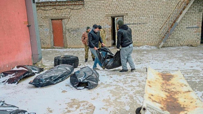 Morgue de Mikolaiv en Ucrania está saturada; así apilan los cádaveres