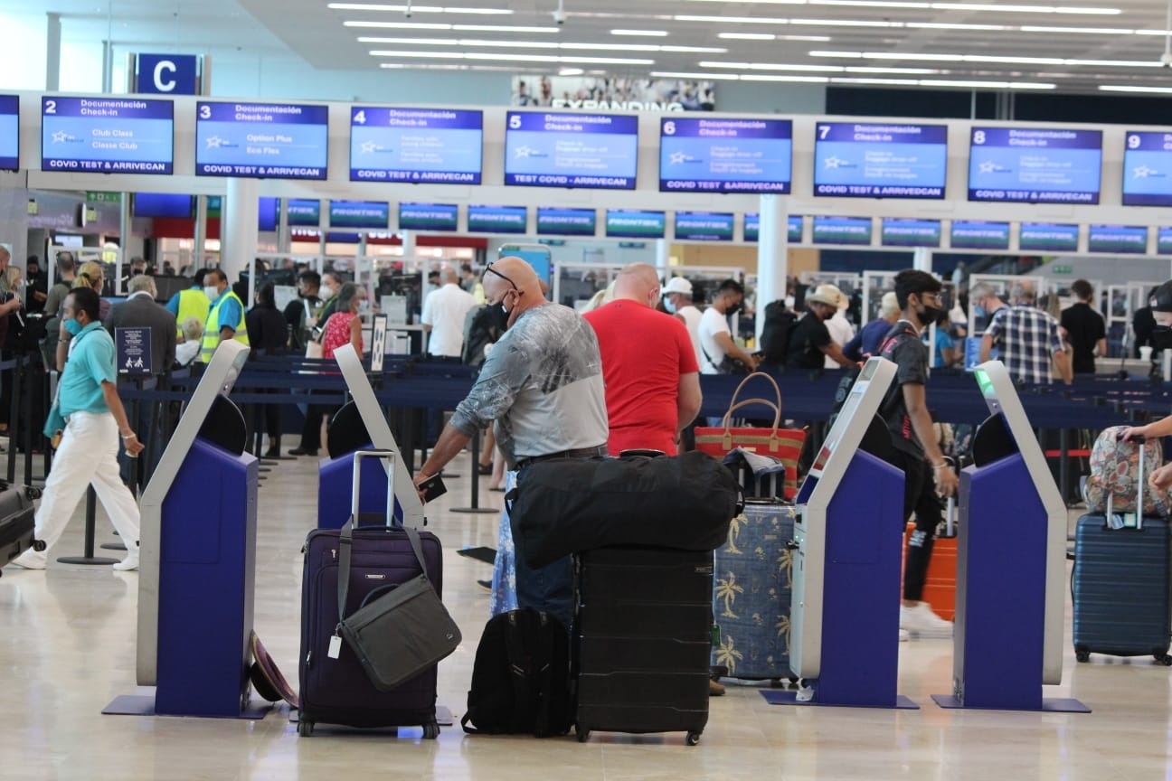 Mal tiempo en EU retrasa ocho vuelos en el aeropuerto de Cancún este miércoles: VIDEO