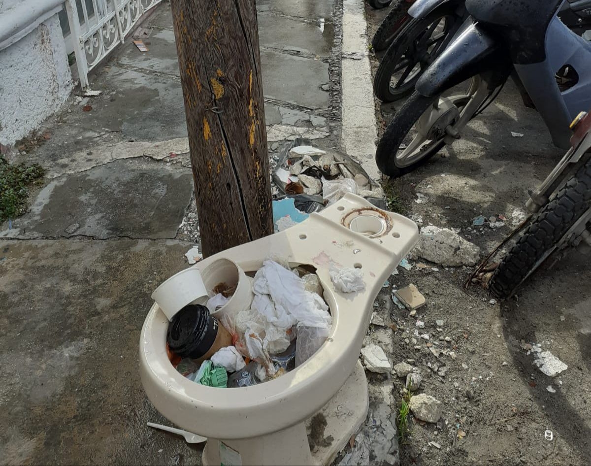 Un inodoro es ahora usado como bote de basura en las calles de Cozumel