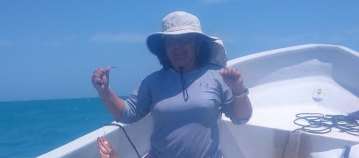 Cambia los esmaltes por el cordel, así es la vida de Mónica, una mujer pescadora en Progreso