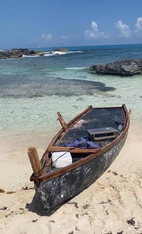 Las autoridades sólo encontraron la embarcación a la orilla de la playa