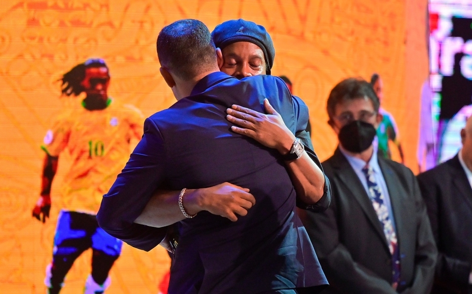 Rafa Márquez hace llorar a Ronaldinho en el Salón de la Fama: VIDEO