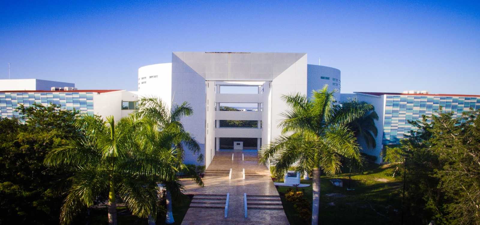 La Universidad de Quintana Roo, máxima casa de estudios de la entidad, se fundó el 31 de mayo de 1991