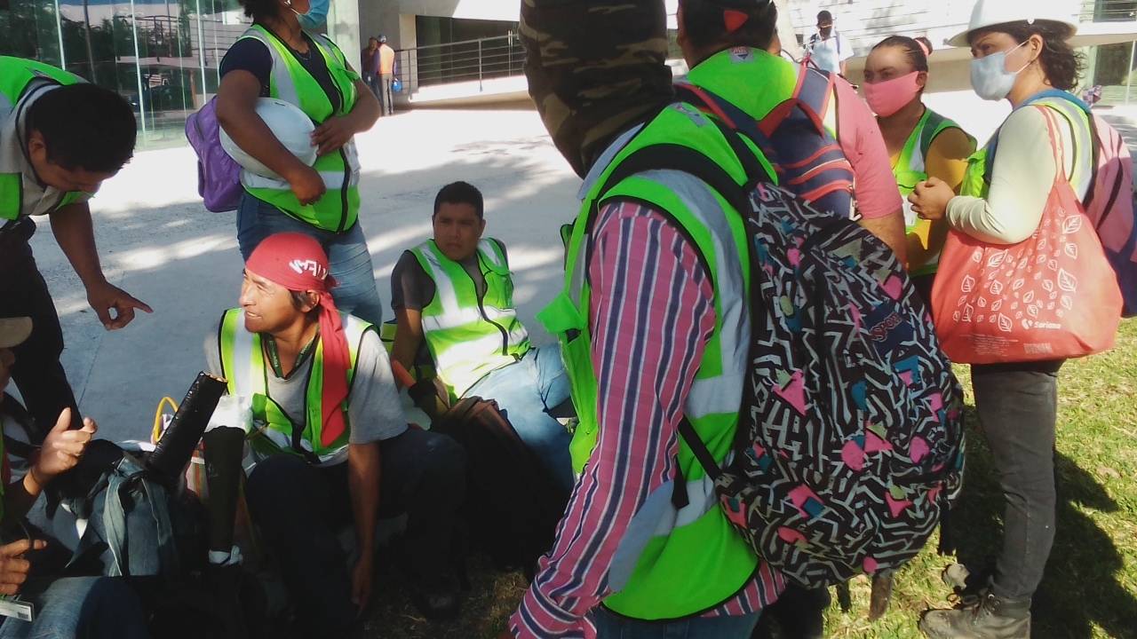 Trabajadores del Tren Maya se manifiestan en Playa del Carmen; exigen mejora salarial