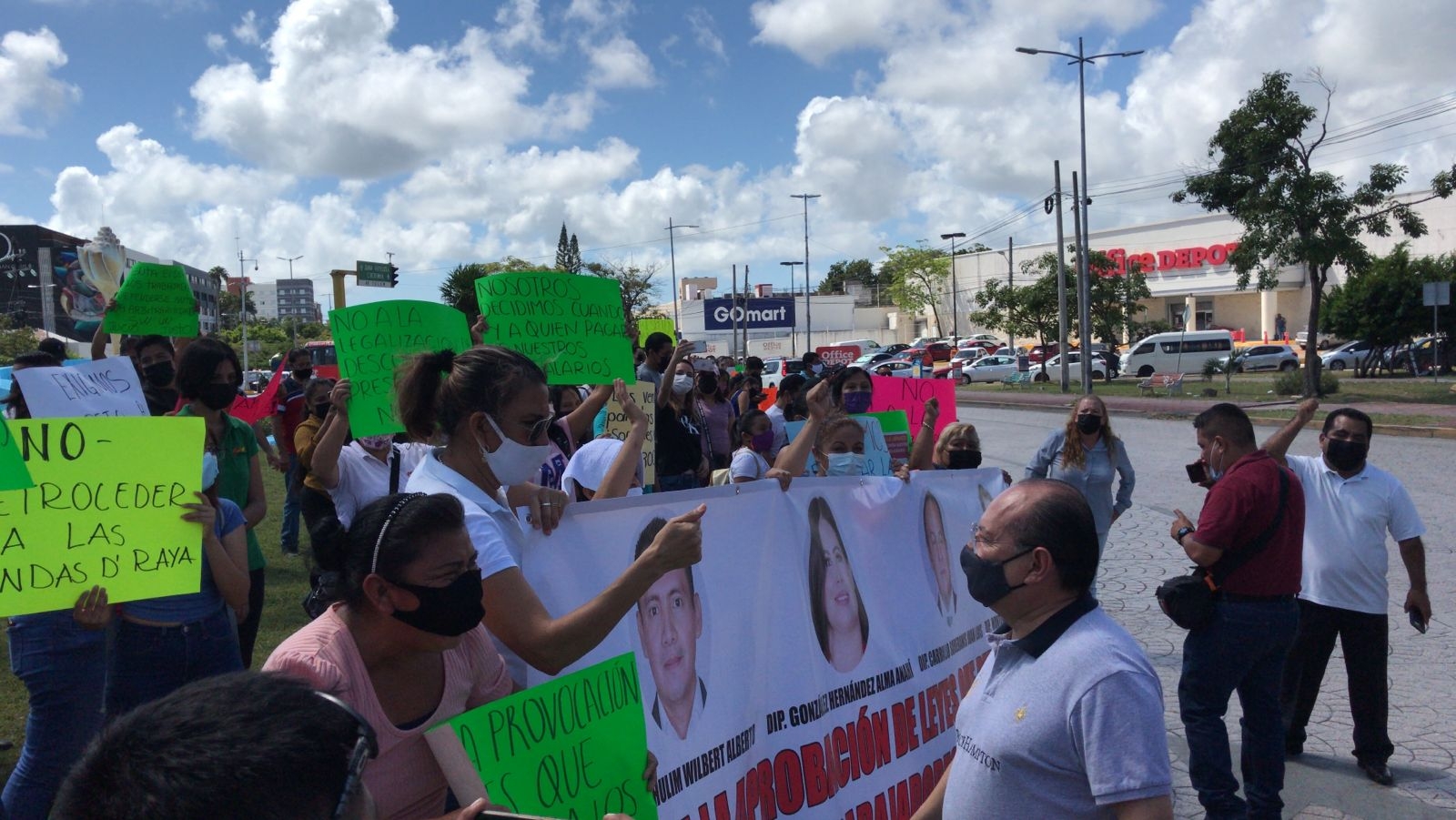 Trabajadores de la CROC de Cancún se manifiestan contra ley que afectará sus nóminas