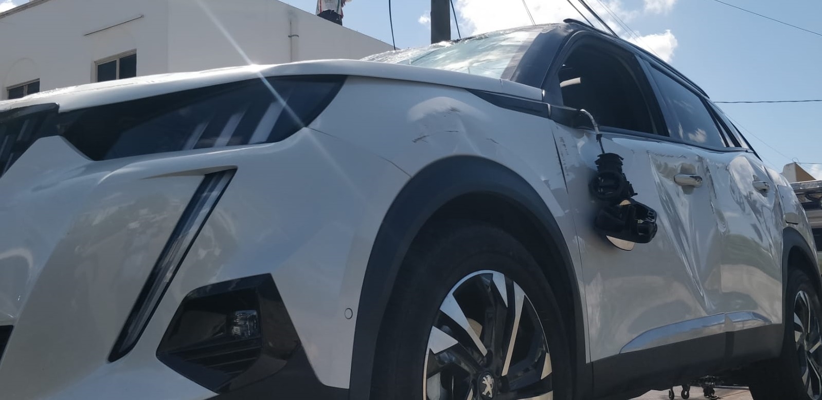 Conductor choca contra auto de lujo en la colonia Montes de Amé en Mérida
