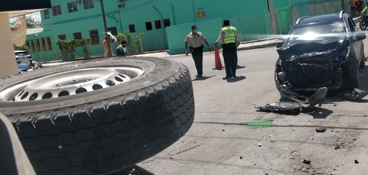 Tras 'volarse' un alto, conductor provoca la volcadura de una camioneta en Mérida: VIDEO