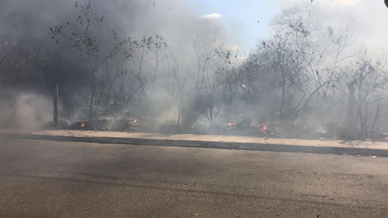 Incendio provoca desalojo de alumnos en una escuela primaria de Campeche