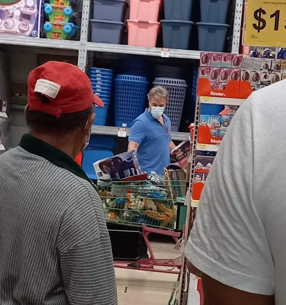 Captan al actor Sergio Sendel en un supermercado de Tixkokob, Yucatán