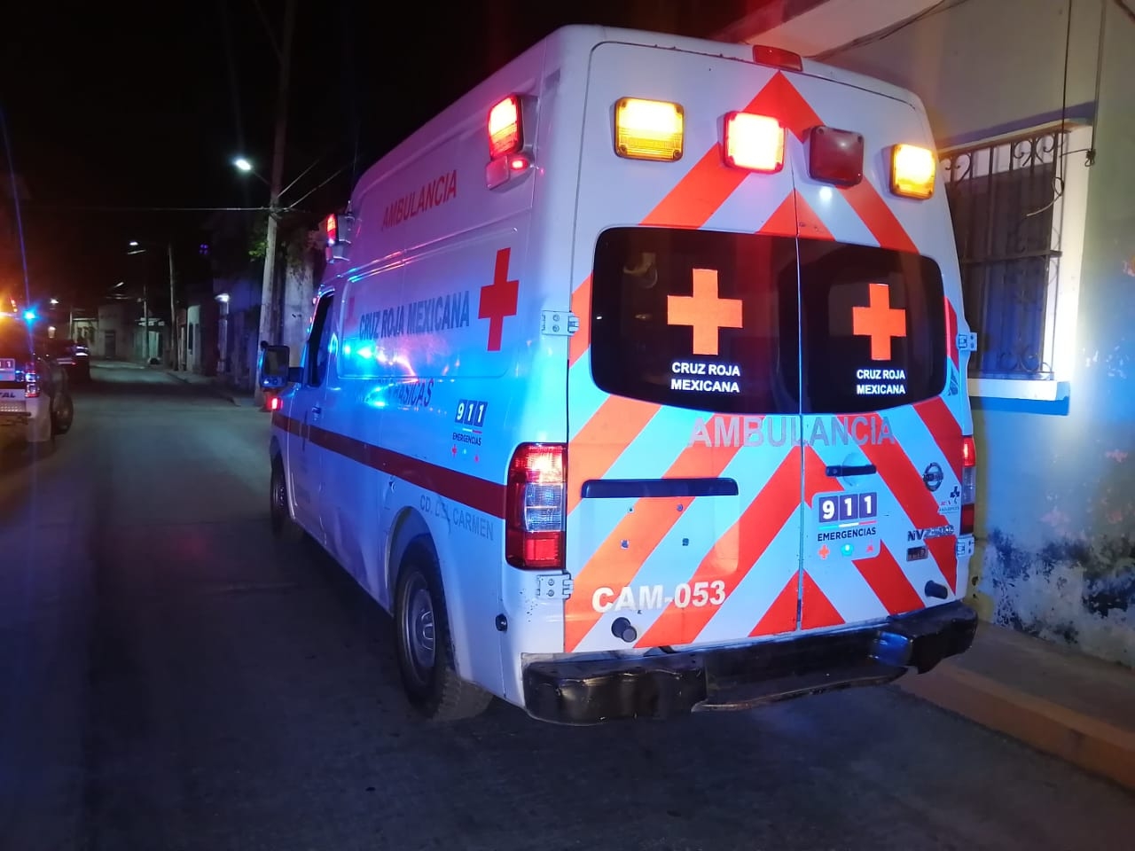 Al lugar llegaron paramédicos de la Cruz Roja para darle atención a la mujer