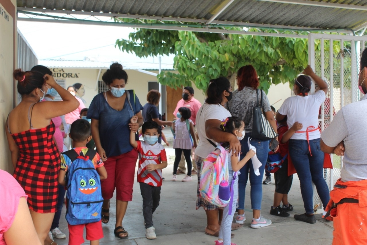 Padres de familia de Ciudad del Carmen reprueban el 'libertinaje' en las escuelas
