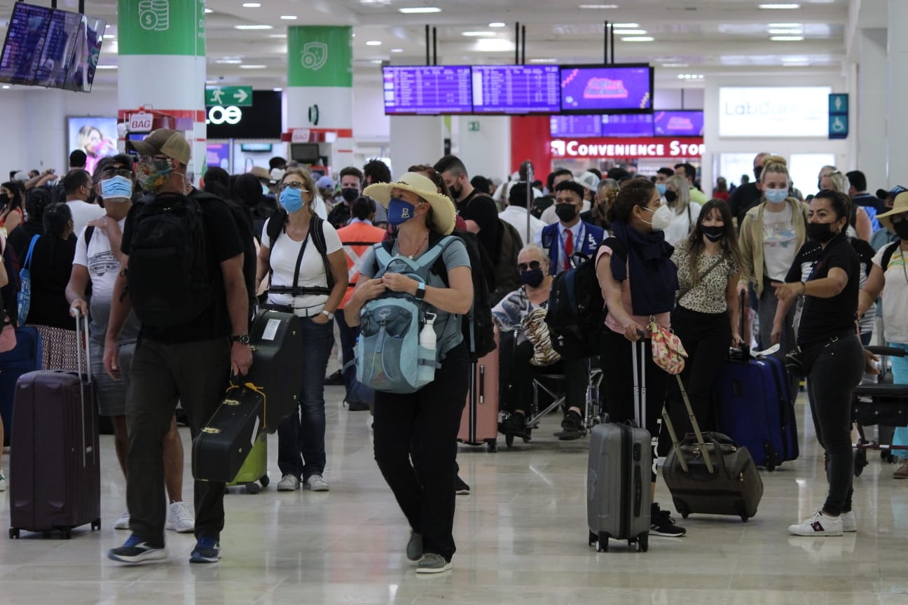 Llegan más de 2 mil 500 turistas al aeropuerto de Cancún: VIDEO