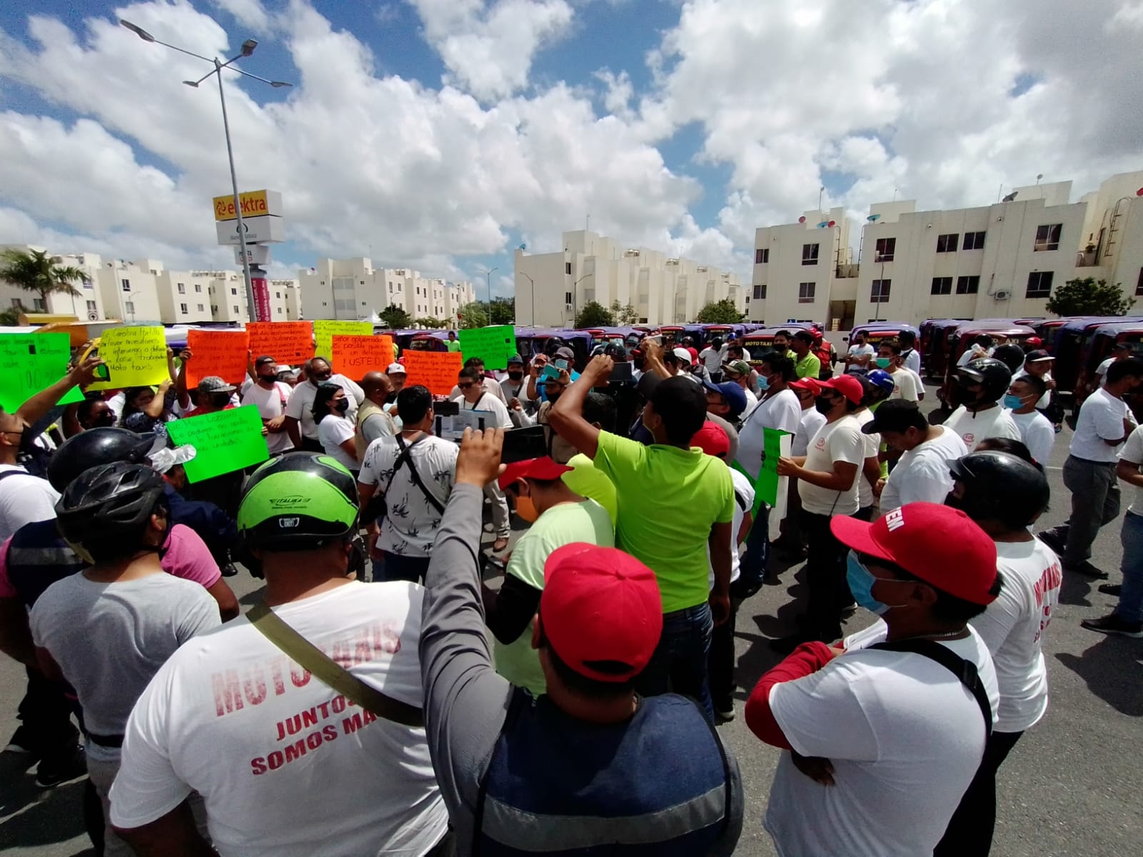Cerca de 300 mototaxistas de Cancún denuncian acoso por parte del  Imoveqroo