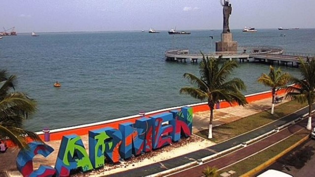 La ciudad se encuentra en la parte suroeste del estado de Campeche.
