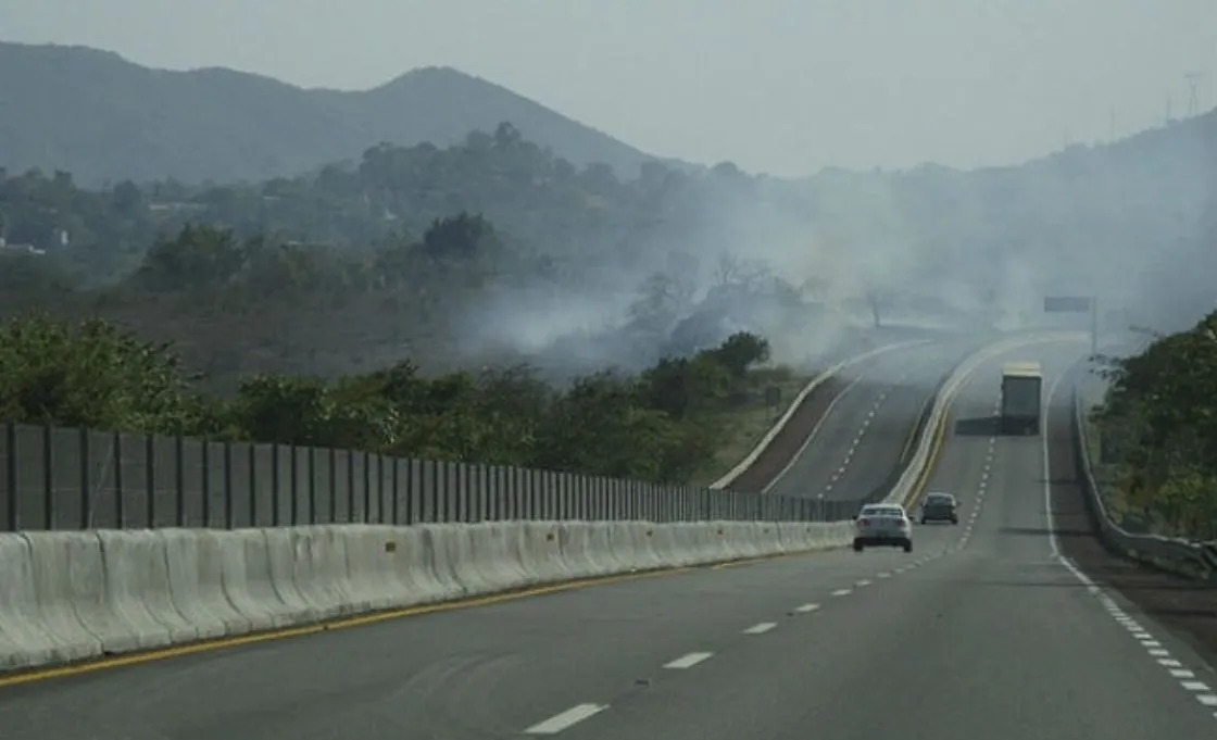 Habitantes cierran carretera México-Cuernavaca;  piden esclarecer tres asesinatos