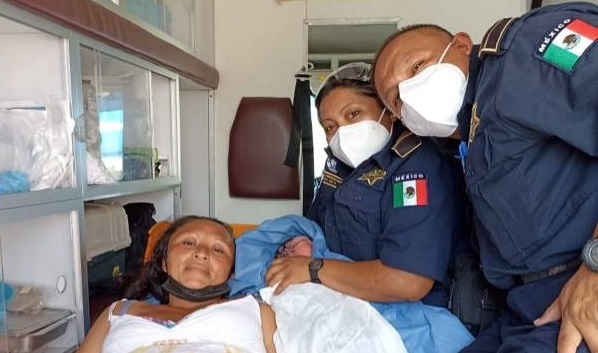 Mauricio Vila reconoce a paramédicos que asistieron un parto en la carretera Mérida-Progreso