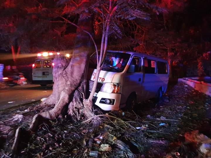 Combi con estudiantes choca contra un árbol en Ticul; hay nueve heridos