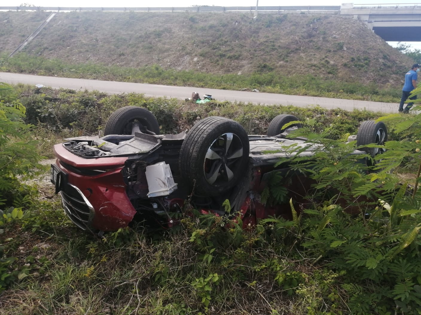 Conductor impacta un auto y vuelca en la carretera Mérida-Progreso