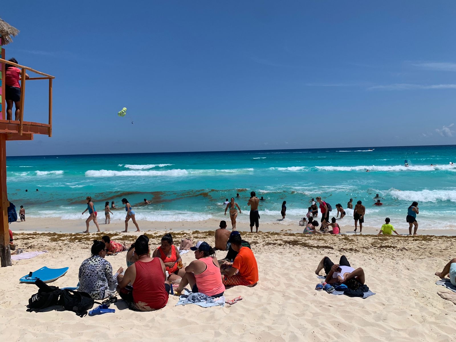 Bañistas disfrutan la llegada de la Primavera en Playa Delfines, en Cancún: EN VIVO