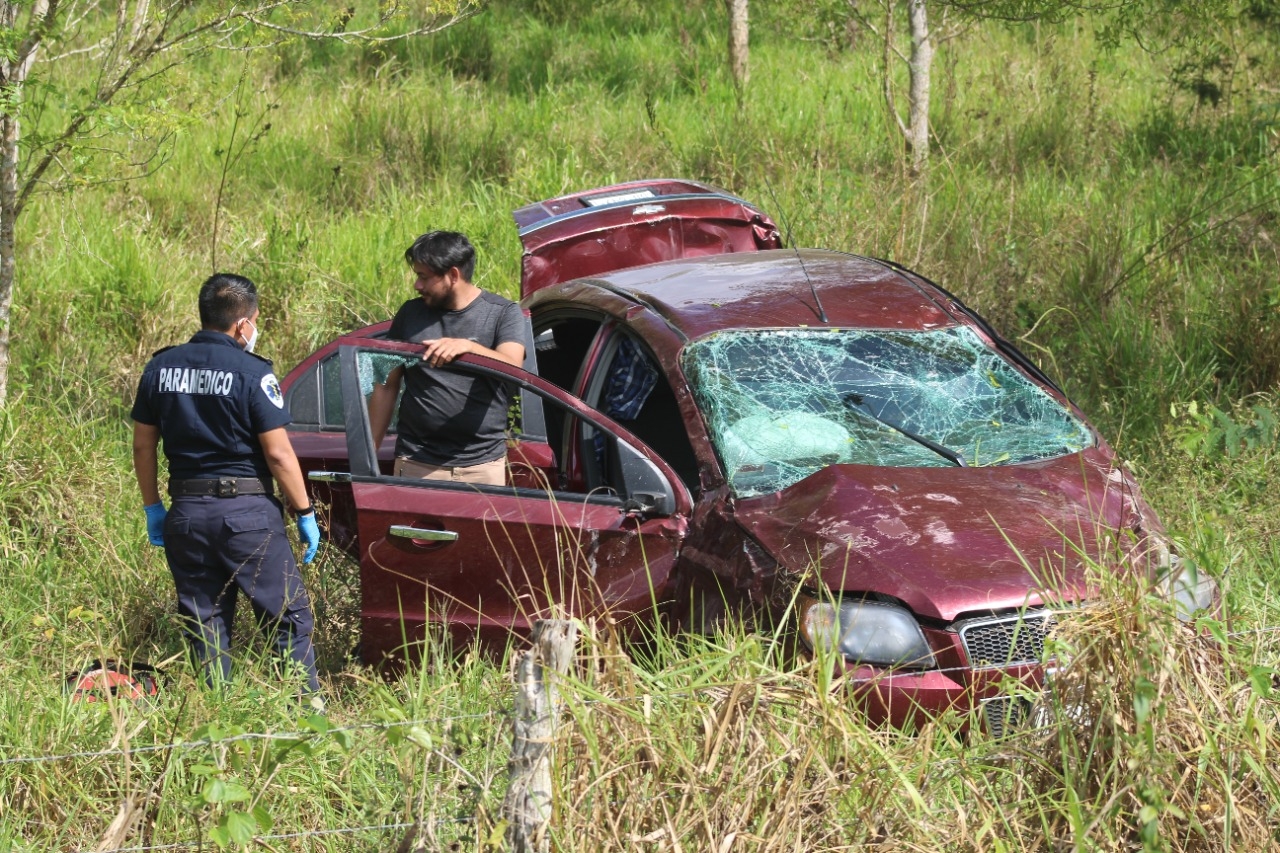 Conductor pierde el control de su auto y sale del camino en la carretera Valladolid-Tizimín
