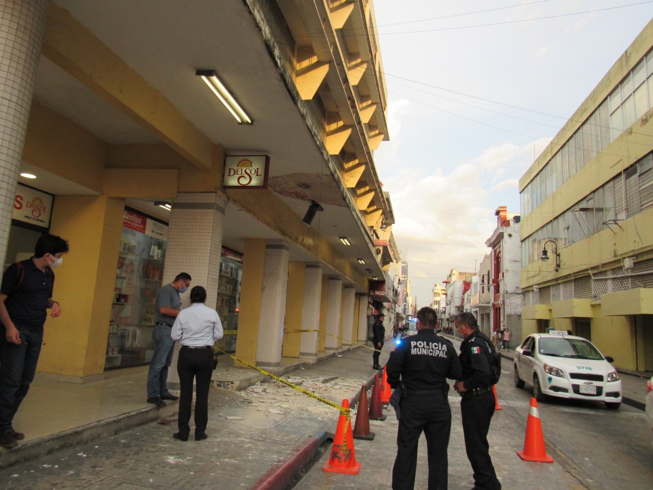 Marquesina de una tienda cae en el Centro de Mérida sobre una mujer