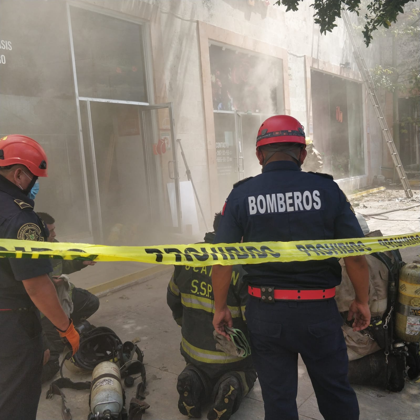 Incendio en florería moviliza a bomberos en el primer cuadro de Mérida