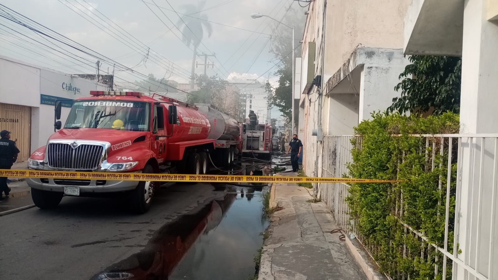 Evacúan a vecinos del centro de Mérida tras el incendio de una florería: VIDEO