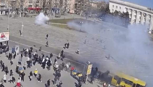 Fuerzas rusas disparan contra un grupo de manifestantes ucranianos